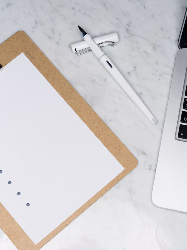 Persona completando formulario